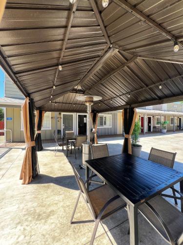 ทัศนียภาพภายนอกโรงแรม, ดิ โอลด์ เวสต์ อินน์ (The Old West Inn) in วิลลิตส์ (CA)