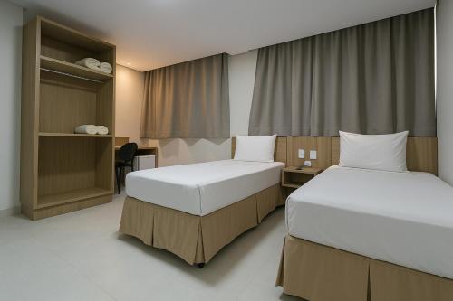 Large Twin Room image 4