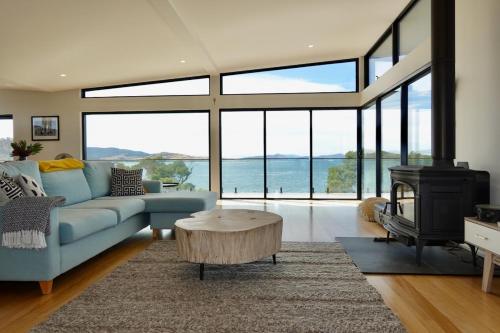 Waterfront 'Tupelo' with Sauna on Primrose Point in Primrose Sands