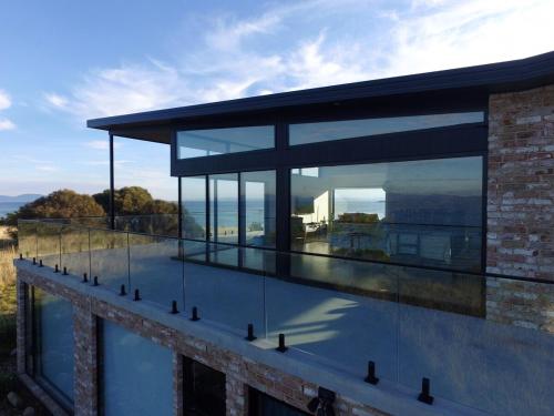 Waterfront 'Tupelo' with Sauna on Primrose Point in Primrose Sands