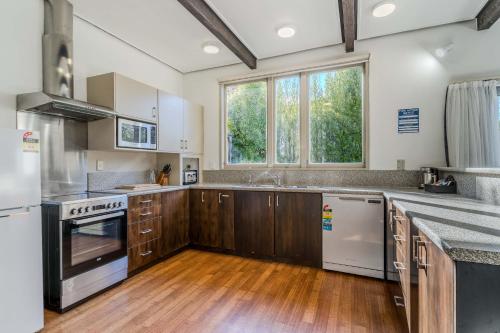 Kitchen, George Street Motel Apartments near Mercy Hospital