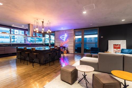 BHaus VN Oscar Freire - Studio compacto 20m2 Silencioso com Varanda - Vista Jardins 17o andar - Coworking - Locker - Minimercado - Academia - Lavanderia - Ao lado do Metrô - Estacionamento pago no prédio - OF8, São Paulo (zdjęcie 7)