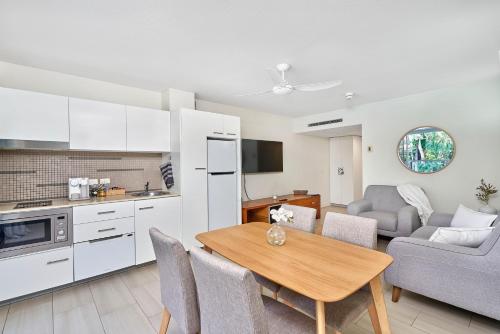 Luxury 2 Bed Palm Cove Unit, Pool & Ocean Views from Third Floor - Tap to explore photos