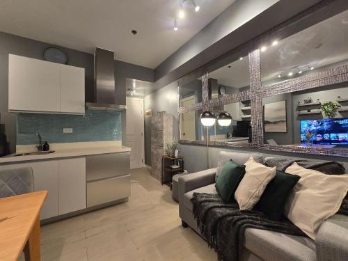 1BR Condotel at Azure Urban Resort Near Airport #AZ07, Manila