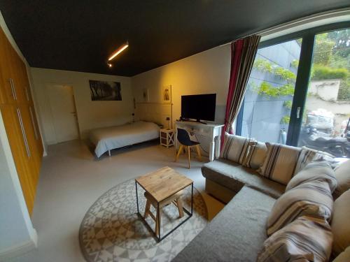 1 queen bed, 1 sofa bed