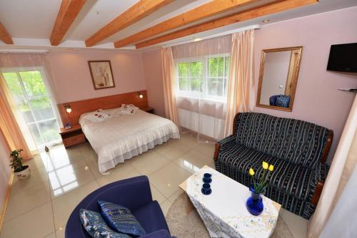1 queen bed, 2 twin beds