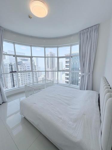 Luxury apartment with sea view, gym and pool!, Szardża