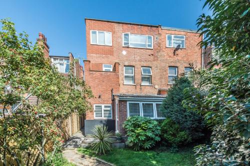 Beautiful apartment ac up to six12 min by tube from Oxford streetAC London