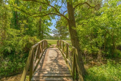 Lake Conroe Two-Bedroom Cabin 13 in Willis, USA