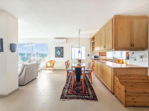 Dreamy Hilltop Grand Apartment in Herzliya City Center