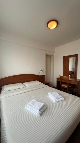 2 double beds