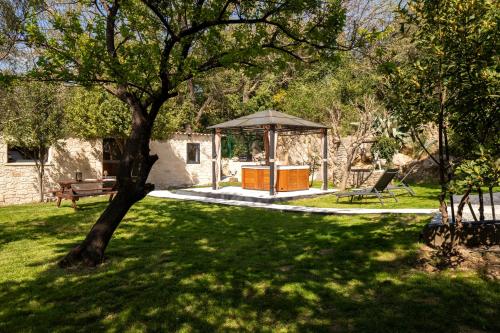 Ô Jacuzzi du Mazet gîte à louer Murles