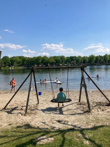 Luxe chalet met airco bij bos en zwemwater in Хевелавен