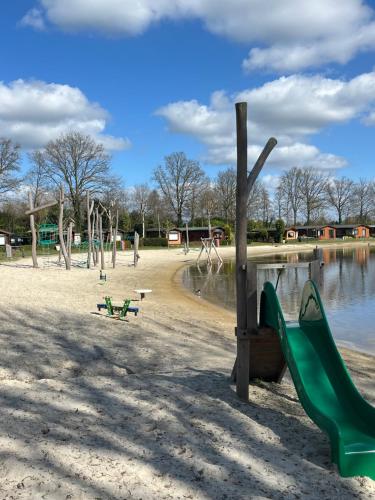 Luxe chalet met airco bij bos en zwemwater in Хевелавен