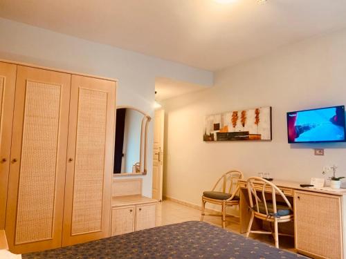 room detail thumbnail 1