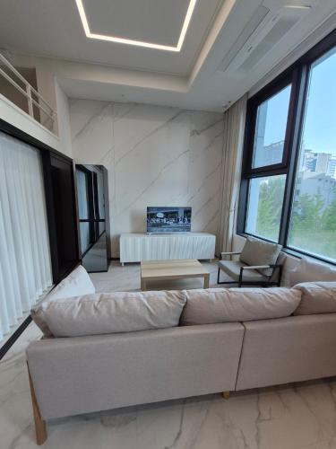 Comfortable house, new building, Dongdaemun History & Culture Park Station, Seoul (photo 3)