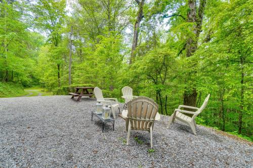 Bear Acres Getaway Cabin with Wraparound Deck in Townsend, USA