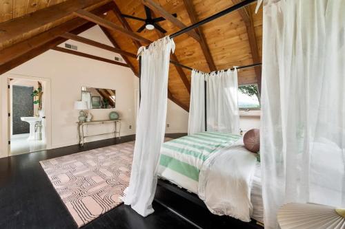 Catskill Estate epic views hot tub in 金斯頓