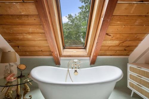 Catskill Estate epic views hot tub in 金斯頓