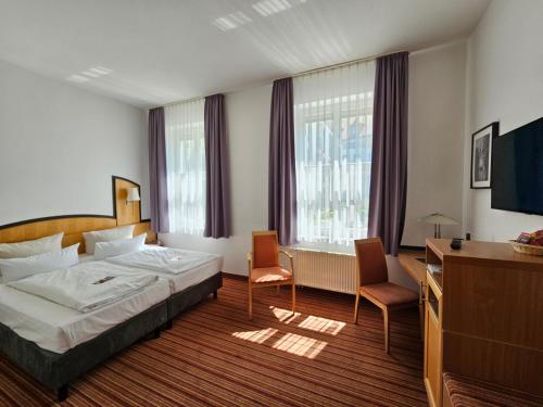 Standard Double Room image 9