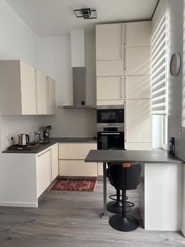 Modern 1 bedroom stay with AC & sofa bed, Брюссель