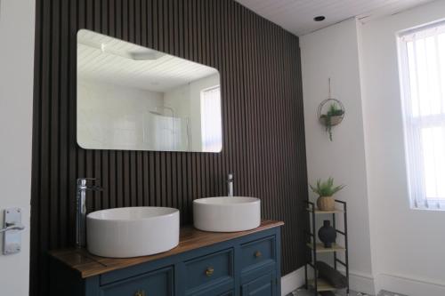 NEW 4 Bed house close to train station and town