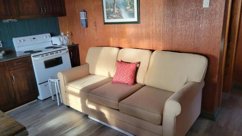 Chalet with great lake view in Lac Sainte-Marie (QC)