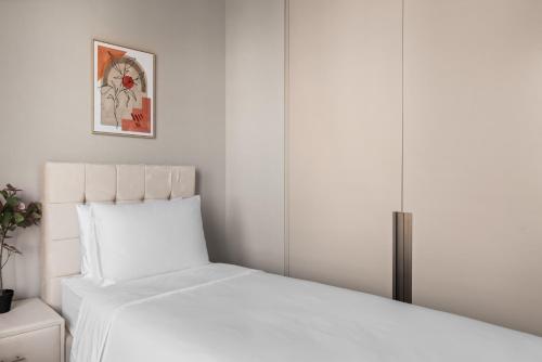 Burj Khalifa View 2 BR Apartment w Parking, Dubai (photo 7)