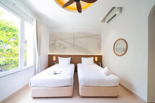Deluxe Twin Room image 6