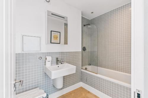 Modern 2BR Apartment with Lift Access Prime Central London Location, Londres (photo 10)