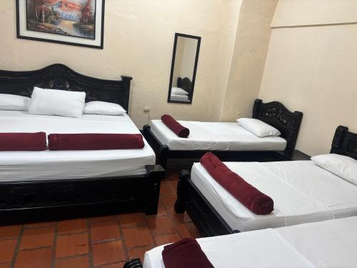 1 king bed, 3 twin beds