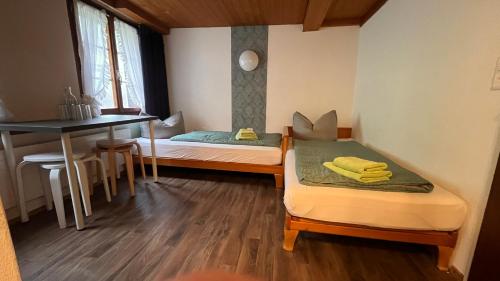 1 double bed, 2 twin beds