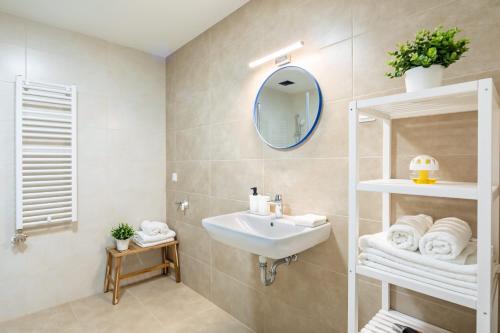 Spacious City Oasis - Modern Design - image 10
