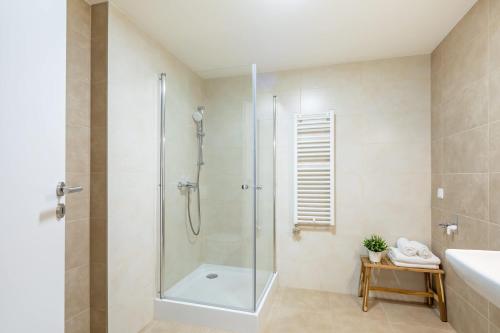 Spacious City Oasis - Modern Design - image 9