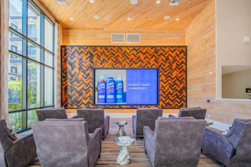 Spacious 2BR Uptown Biltmore Gym Pool Parking WD - Tap to explore photos
