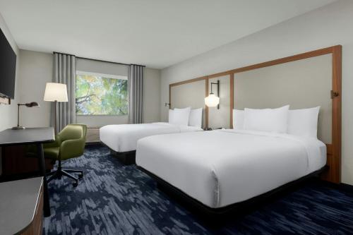 2 queen beds