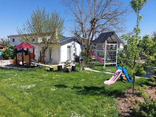 Chalet im Spiel- und Obstgarten