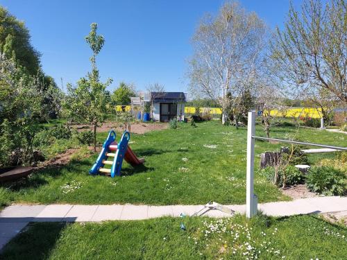 Dārzs, Chalet im Spiel- und Obstgarten in Simmern (Hunsruck)