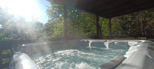 Karstais baseins, Kis Tűzlepke Lombház (Kis Tuzlepke Lombhaz) in Orfalu