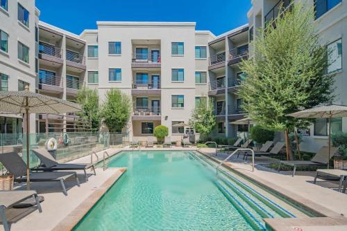 Stylish 1BR Uptown Biltmore Gym Pool Parking WD detail
