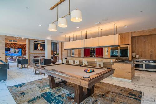 Stylish 1BR Uptown Biltmore Gym Pool Parking WD detail