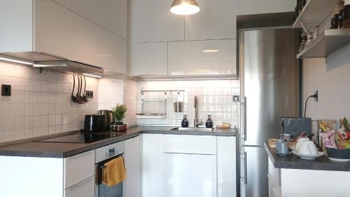 Business Hub Bliss: Modern Comfort - Tap to explore photos