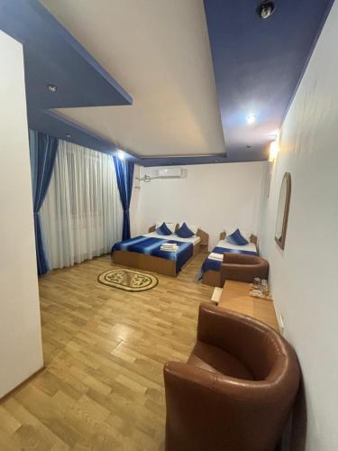 Triple Room with Bathroom image 5