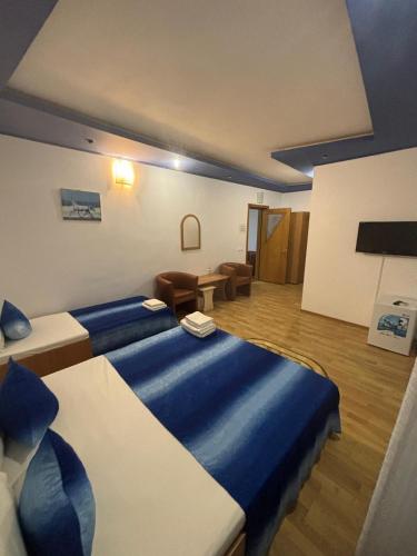 Triple Room with Bathroom image 4