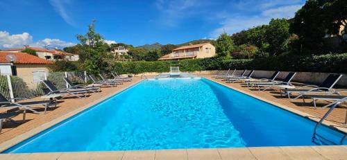 bazen, T2 Résidence Dolce & Vita C4 vue mer et piscine (T2 Residence Dolce & Vita C4 vue mer et piscine) in Bartaccia