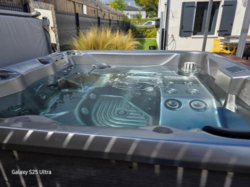 Karstais baseins, Maison familiale en bord de mer avec JACUZZI in Vaux Sur Mer mazpilsēta