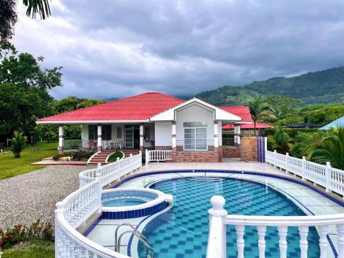 Villa Gladys con Piscina Privada y Vista Natural