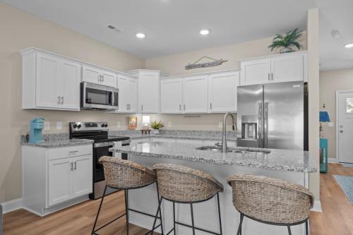 Modern Retreat Minutes to Emerald Isle Beach Villa in Cedar Point (NC)