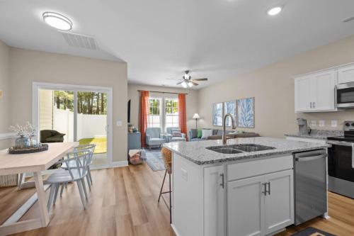 Modern Retreat Minutes to Emerald Isle Beach Villa in Cedar Point (NC)