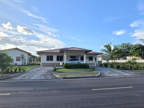 A szálláshely kívülről, Cozy, Quiet & Spacious 4bd 3 bth Full Home Gated Community in Dolega